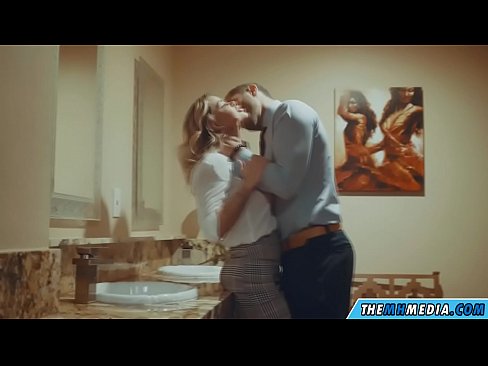 ❤️ 公衆トイレで巨乳金髪美女に誘惑されたら ❤ ファッキングビデオ ❌️❤